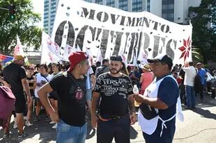 La presencia de jefas y jefes de Estado y de Gobierno de la Comunidad de Estados Latinoamericanos y Caribeños que se reúnen hoy en Buenos Aires el lunes, convoca la presencia de manifestantes en su apoyo