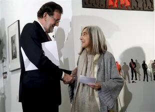 El saludo entre Mariano Rajoy, presidente español, y María Kodama