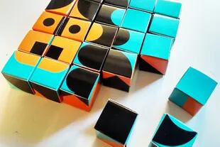Cubi Geométrico es un juego de ingenio, geometría y lógica. Propone 13 modelos pero se pueden descubrir muchos más con nuevos patrones composiciones y giros.