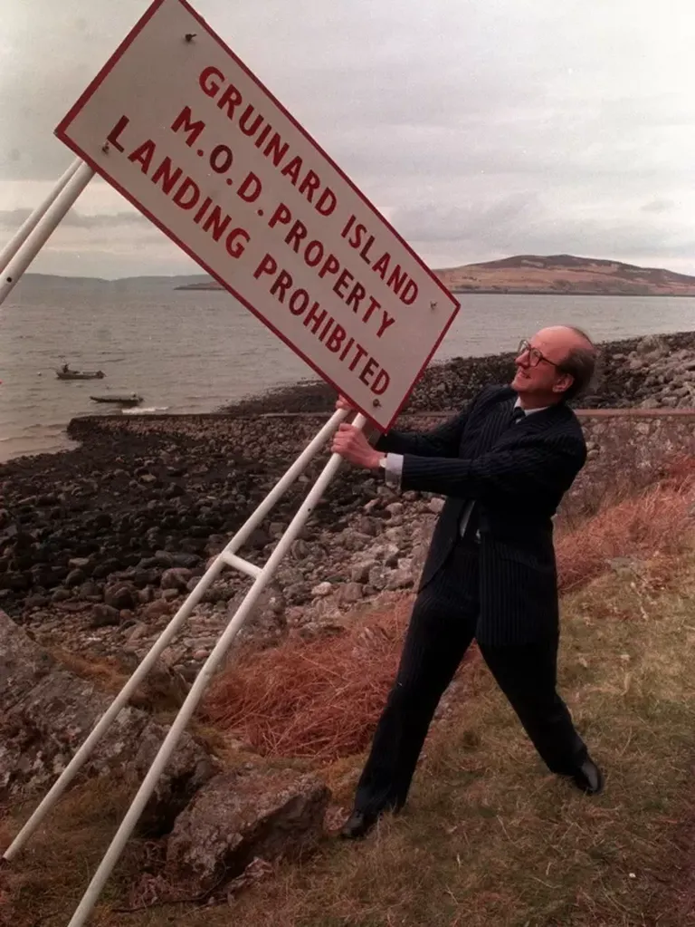 El Ministerio de Defensa retira la última señal de advertencia de la isla de Gruinard.