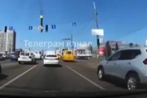 Una cámara de un auto captó el momento en que los restos de un misil caen en una autopista de Kiev