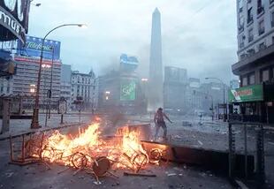 Fuego y piedras enfrente del Obelisco, en las horas de mayor tensión del 20 de diciembre