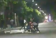 20 jóvenes asaltaron a un hombre y lo golpearon en medio de la noche