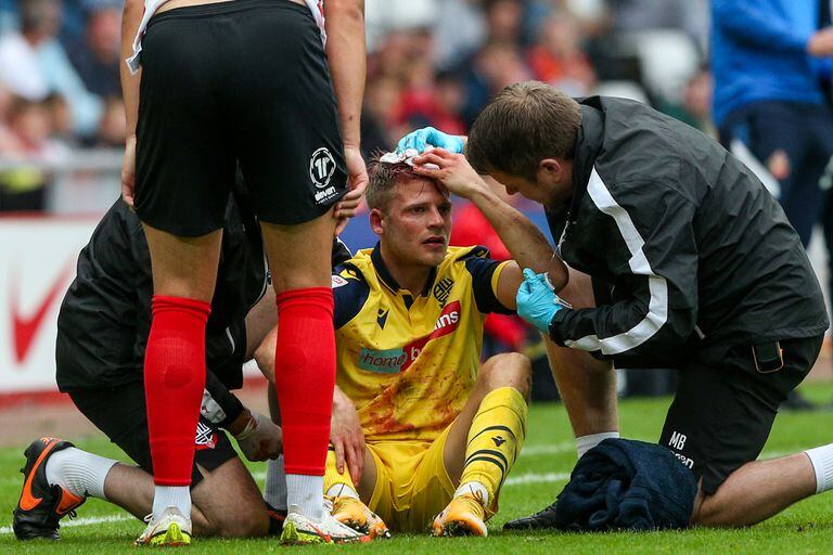 Lloyd Isgrove de Bolton Wanderers recibe tratamiento después de un choque de cabezas durante el partido entre Sunderland y Bolton Wanderers en Inglaterra.
