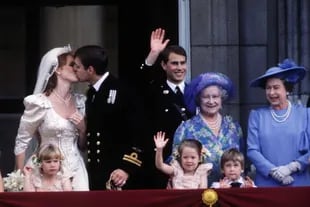 LOS NUEVOS YORK. La boda del príncipe Andrés y Sara Ferguson –el duque y duquesa de York–, celebrada el 23 de julio de 1986. En el balcón, junto a la Reina y los recién casados, están la Reina Madre, el príncipe Eduardo y el príncipe William, de sólo 4 años.
