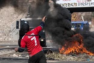 Los manifestantes se enfrentan con la policía antidisturbios durante una protesta contra el gobierno del presidente chileno, Sebastián Piñera, en medio de la pandemia de coronavirus, en Santiago, el 25 de mayo de 2020