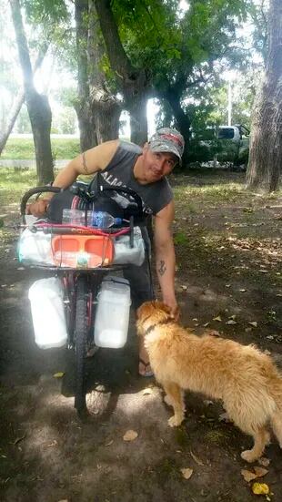 Con una bici sin cambios y su perra, Carlos Méndez emprendió un viaje al sur
