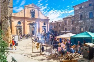 Dos veces por año en la plaza tiene lugar “la tonna”, una fiesta popular en la que, en un espacio redondo, se da una carrera de burros, al mejor estilo del Palio de Siena
