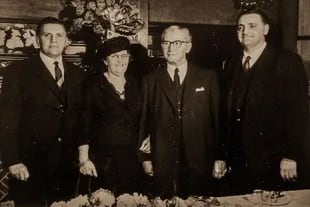 Ana Marolla y Juan Bautista Banchero junto a sus hijos, Agustín (llamado "Tito") y Antonio Banchero (abuelo de Luciano).