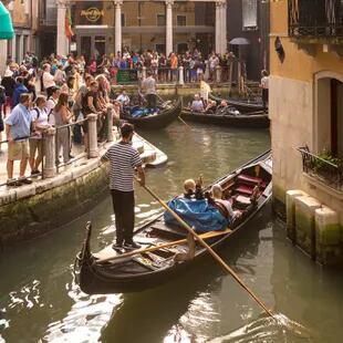 El agua y la tierra de Venecia, invadidos por turistas