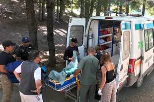 Una de las manifestantes arrastraba una herida de la travesía y fue evacuada en ambulancia por el camino privado de la estancia Lago Escondido