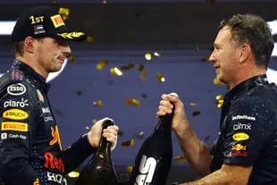 Max Verstappen festeja en el podio con el director de Red Bull Racing, Christian Horner