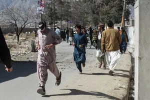 Pakistán votó en unas elecciones marcadas por la violencia: decenas de muertos