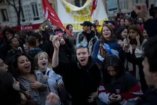 Jóvenes estudiantes durante la protesta contra Macron en Marsella 