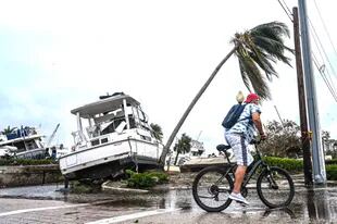Ein Boot strandet am 29. September 2022 nach Hurrikan Ian in Fort Myers, Florida.