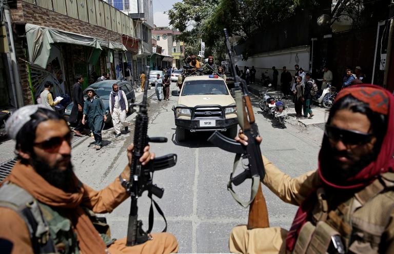 Los talibanes controlan Kabul desde hace una semana; tomaron el palacio presidencial tras la huida del presidente Ashraf Ghani (AP Foto/Rahmat Gul)