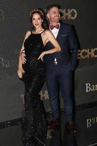 Julieta Nair Calvo, embarazada de cinco meses, lució su panza con vestido de María Gorof y una corona de laureles dorados de Guidobono. Posó junto a su pareja, Andrés Rolando.