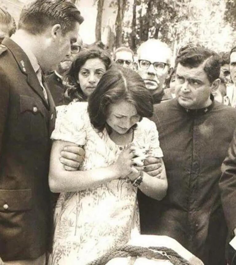 María Cristina Picón de Viola, en el entierro de su esposo, el capitán 
Humberto Antonio Viola, asesinado por el ERP el 1 de diciembre de 1974