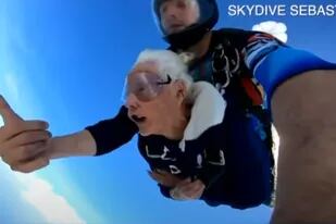 Fue enfermera en la Segunda Guerra y al cumplir 100 años cumplió su sueño: tirarse en paracaídas