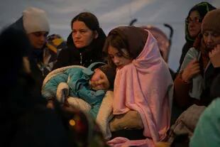 Refugiados ucranianos en Medyka, en Polonia, el 6 de marzo del 2022. . (Foto AP/Visar Kryeziu)