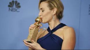 Kate Winslet y un besito al Globo de Oro.