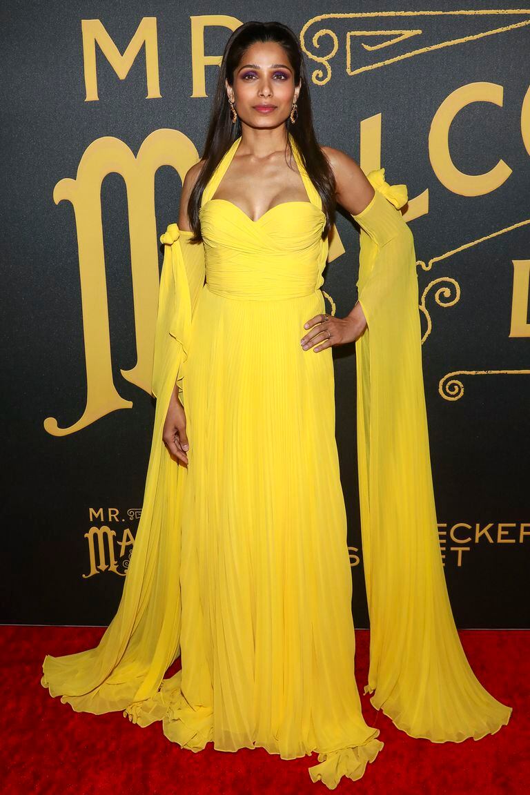 La actriz Freida Pinto sorprendió con un llamativo vestido en color amarillo vibrante en la presentación de la película Mr. Malcolm's List en Nueva York