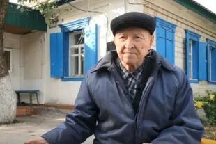 Andriy Mastrienko tuvo que abandonar el pueblo donde su familia vivió por generaciones porque sería inundado