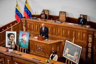 2 First Lady Cilia Flores, center, and Socialist party leader Diosdado Cabello, left, carry a portrait of late Venezuelan President Hugo Chavez into the chamber of the National Assembly as the ruling socialist party prepares to assume the leadership of Congress in Caracas, Venezuela, Tuesday, Jan. 5