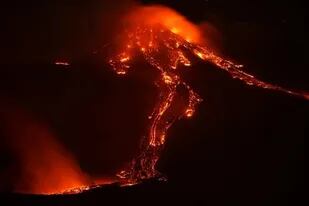 El volcán Etna entró en erupción: lluvia de piedras e imágenes impactantes