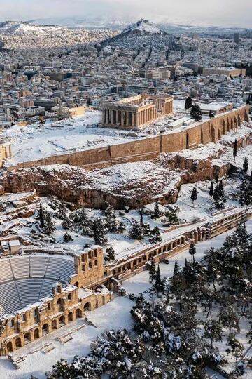 Impactantes imágenes de Estambul y Atenas bajo la nieve