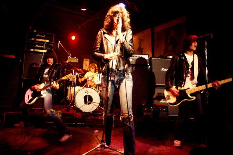 Johnny Ramone, Tommy Ramone, Joey Ramone y Dee Dee Ramone en un show en el CBGB de Nueva York