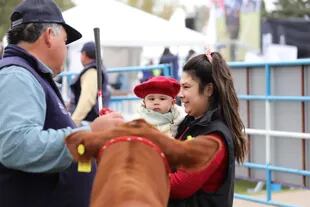 Cindi Jiménez junto a su pequeño hijo en la previa a la jura de la Exposición Nacional Angus de Primavera, en  Olavarría