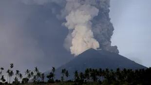 La columna de humos que larga el volcán alcanza los 3000 metros de altura