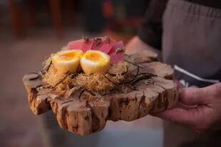 El Nido Marino, elaborado con cortes de atún con trufa negra y huevo mollete sobre nido crocante.