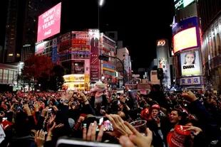 La gente toma parte de la cuenta regresiva del año nuevo en Tokio, Japón