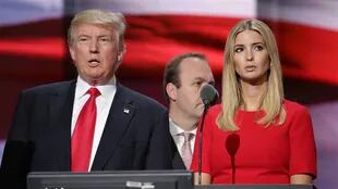 El presidente de Estados Unidos, Donald Trump, junto a su hija, Ivanka