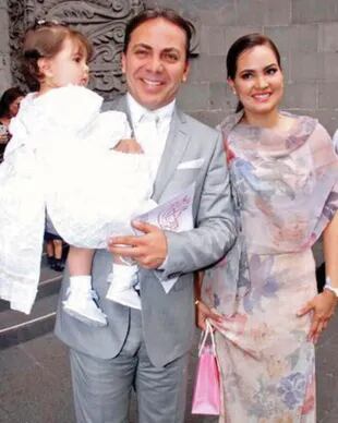 Imagen familiar de Rafaela, tomada durante su bautismo, en brazos de su padre Cristian y junto a su madre, la colombiana Paola Eraso.