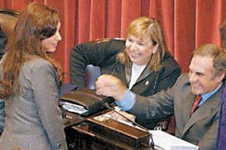 Antes de la ruptura: sonrisas con Cristina Kirchner y con su compañera de banca Roxana Latorre, a quien terminaría expulsando de su bloque