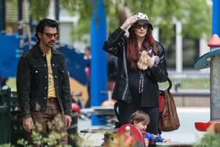 Sophie Turner y Joe Jonas fueron vistos caminando por un parque de Beverly Hills esta tarde, con su hija Willa