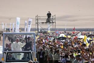 El Papa Francisco saludó a los fieles en su llegada a la playa Lobito para la misa