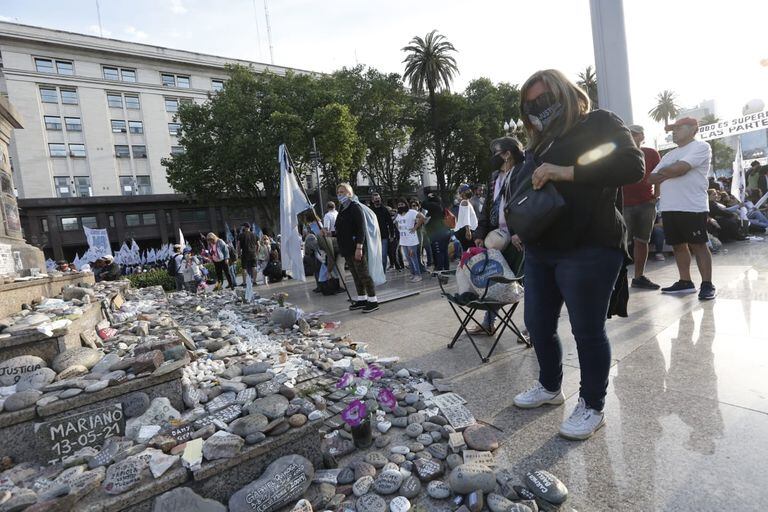 Las piedras que recuerdan a los muertos por el Covid-19 en la Plaza de Mayo