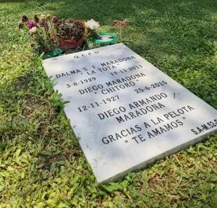 La lápida de Maradona fue removida por cuestiones de seguridad y privacidad. Cuenta con un epitafio que dice: Gracias a la pelota. "Te amamos".