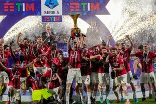 Los jugadores del Milan alzan el trofeo de campeones de la Serie A, en mayo último