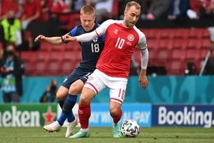 Jere Uronen, de Finlandia, persigue a Christian Eriksen durante el partido del Grupo B de la UEFA EURO 2020