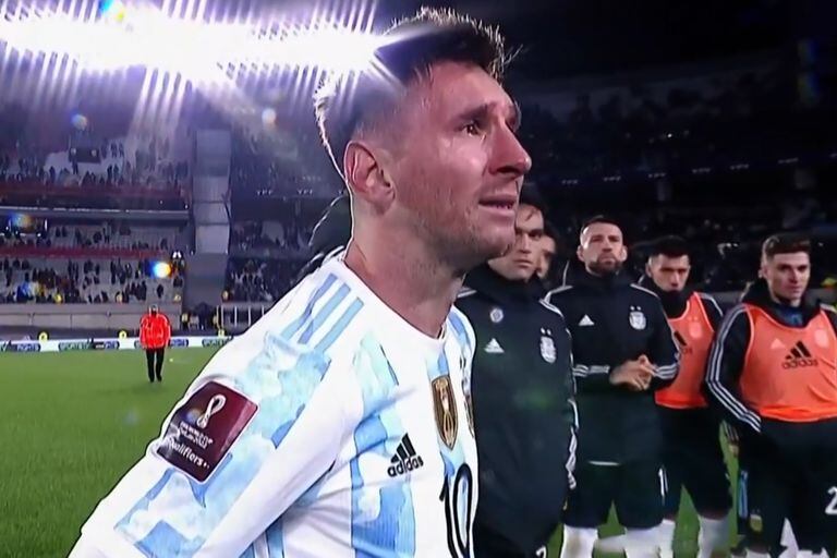 Leo, emocionado positivamente como nunca vestido de celeste y blanco; el triunfo, el festejo con la Copa América, los tres goles y la mamá y los hermanos en las tribunas se aliaron para conmover al capitán.