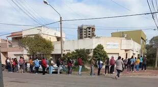 Vecinos de Santa Rosa hacen fila en el ministerio de Desarrollo Social provincial para recibir subsidios por los cortes de gas