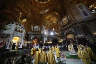 El patriarca ortodoxo ruso Kirill pronuncia la liturgia de Navidad en la catedral de Cristo Salvador en Moscú, Rusia, el jueves 6 de enero de 2022