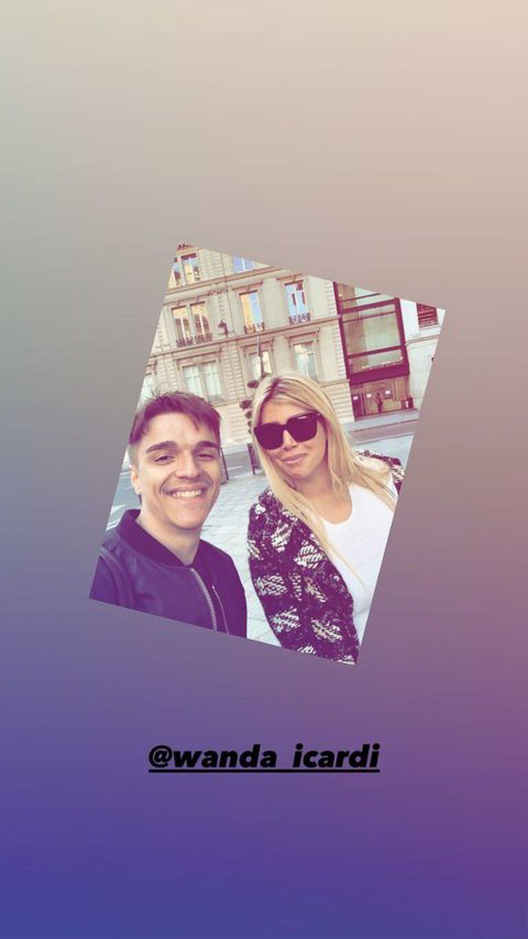 Un fan se tomó una fotografía con Wanda Nara y dejó en evidencia que estaba caminando por París con Mauro Icardi