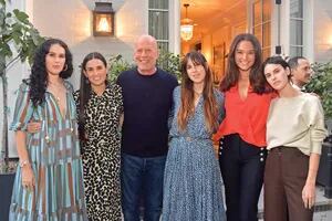 La esposa de Bruce Willis se apoya en Demi Moore y en las hijas mayores del actor