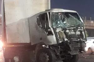 Un camión chocó contra un micro a la altura de San Isidro